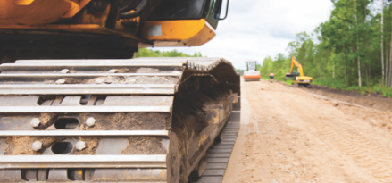 Des ?quipements de construction sur un chemin de terre