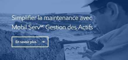 technicien de maintenance examinant les données sur place