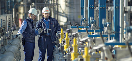 Installation industrielle avec deux employés